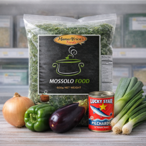 L'ensemble des ingrédients frais et essentiels pour comment cuisiner le Pondu (ou Saka-Saka) : un paquet de feuilles de manioc hachées, oignon, poivron vert, aubergine, oignons verts, et une boîte de sardines en conserve, prêts pour une recette pondu savoureuse.