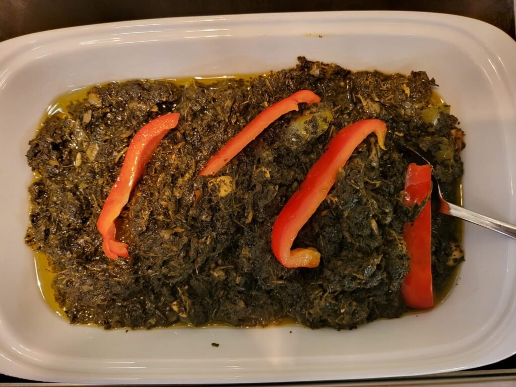 Un plat généreux de Recette Pondu congolais (ou Saka-Saka) fumant, prêts pour savoureux